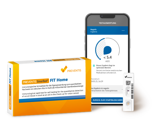 Verpackung des Selbsttests SmarTest FIT Home zur Darmkrebsvorsorge; daneben ein Smartphone mit dem Testergebnis auf dem Bildschirm und eine Schnelltestkassette.