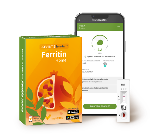 Verpackung des Eisenmangel-Selbsttests SmarTest Ferritin Home; daneben ein Smartphone mit einem Eisenwert auf dem Bildschirm und eine Schnelltestkassette.