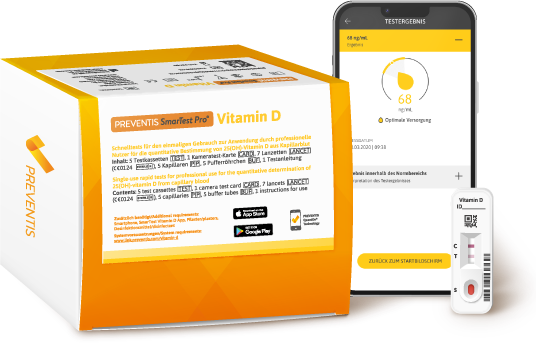 Verpackung des Vitamin-D-Mangel-Schnelltests SmarTest Pro Vitamin D; daneben ein Smartphone mit dem Vitamin-D-Spiegel auf dem Bildschirm und eine Schnelltestkassette.