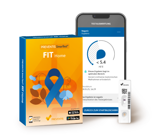 Verpackung des Selbsttests SmarTest FIT Home zur Darmkrebsvorsorge; daneben ein Smartphone mit dem Testergebnis auf dem Bildschirm und eine Schnelltestkassette.
