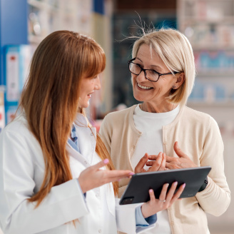 Ein Apotheker hat bei einem Kunden einen Blutwert gemessen und beraet nun ueber Supplemente.