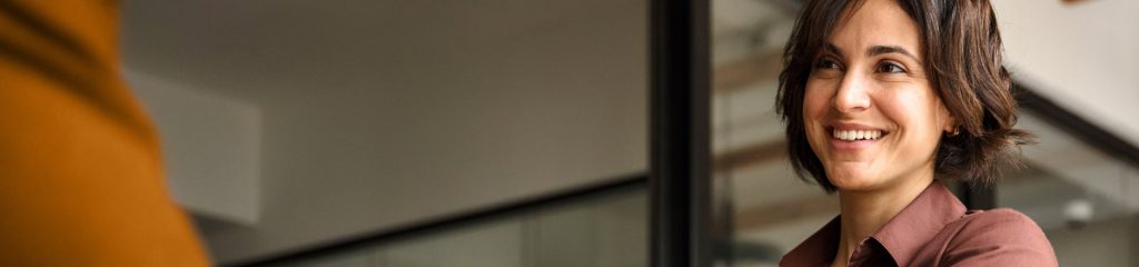 Zwei Geschaeftspartner geben sich die Hand auf eine gute Zusammenarbeit in der Diagnostik.