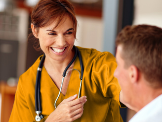 Medizinische Fachkraft im persoenlichen Austausch mit einem Patienten.